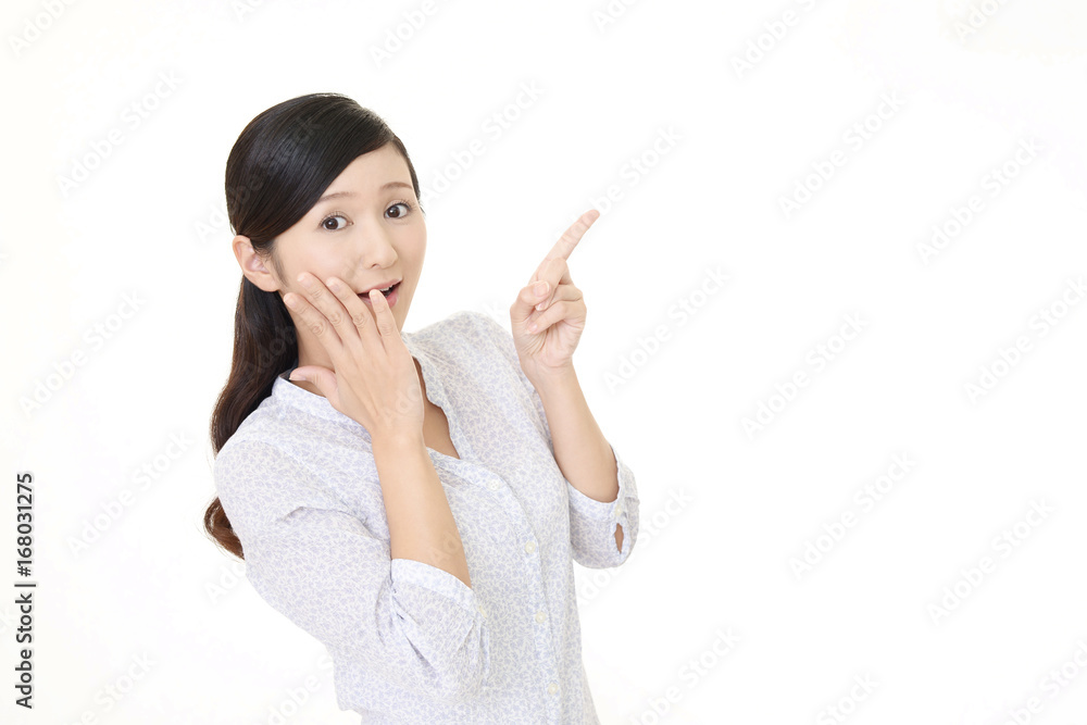 驚いた表情の女性 驚いた表情の女性
