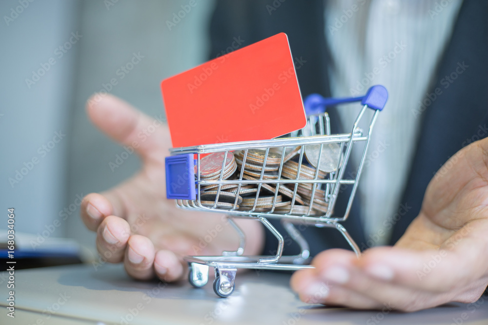 man put credit card in shopping cart