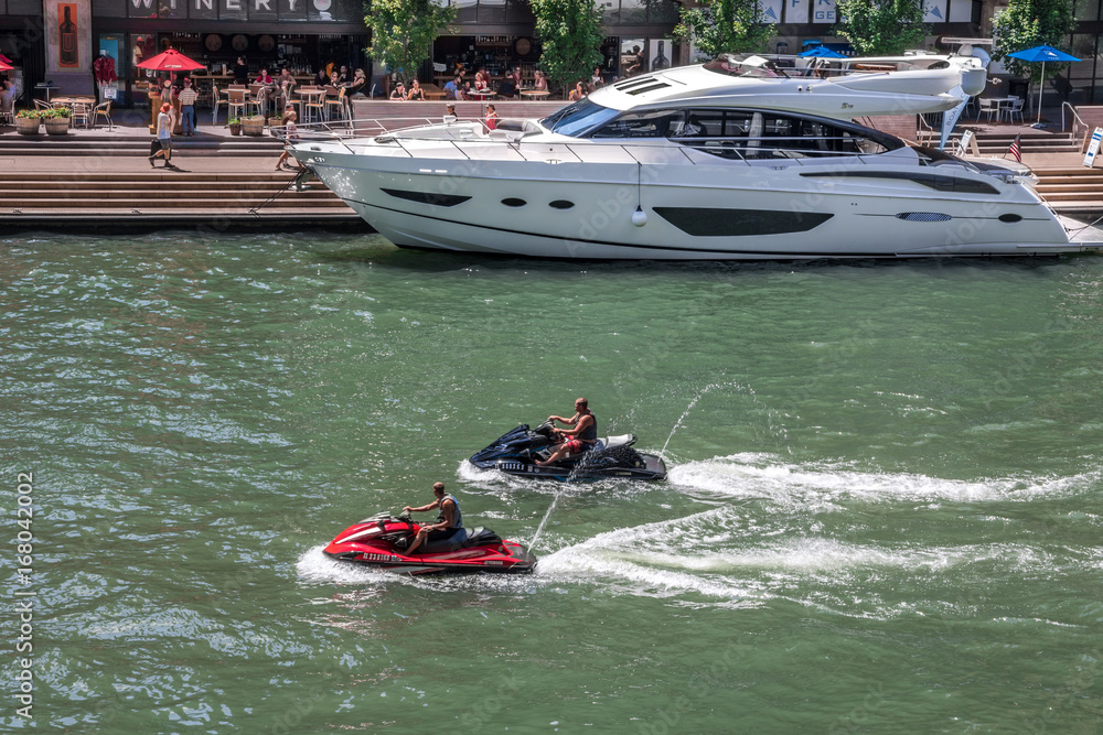 Obraz premium Jetski Fahrer und Motoryacht bei Riverwalk, Chicago