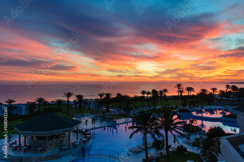 Рассвет (закат) над морем и отелем в Тунисе
