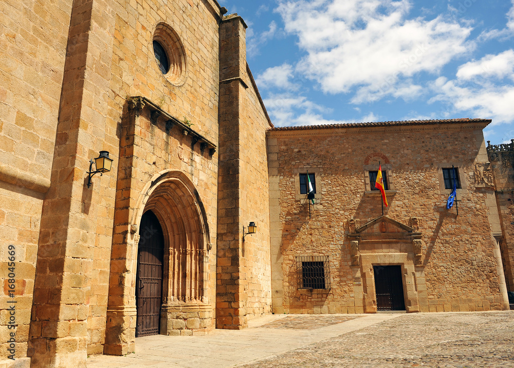 Palacio de la Diputación Provincial y Catedral de Cáceres, España