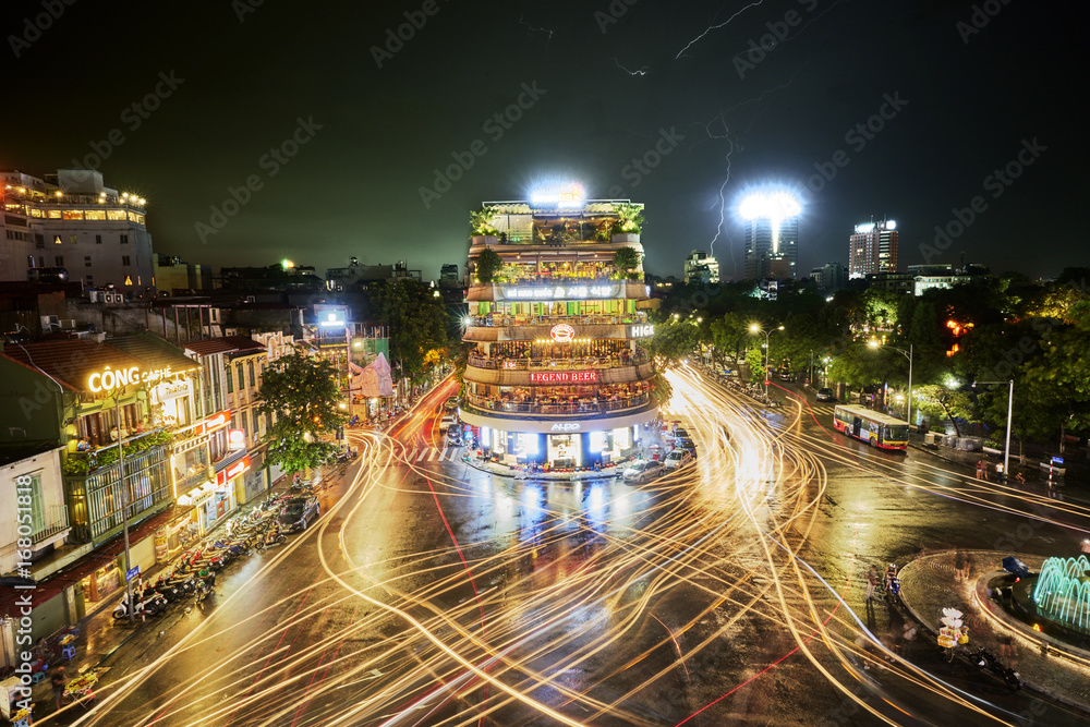 Fototapeta premium Hanoi, Wietnam - 08-08-2017: ruchliwy ruch w starej dzielnicy Hanoi wieczorem