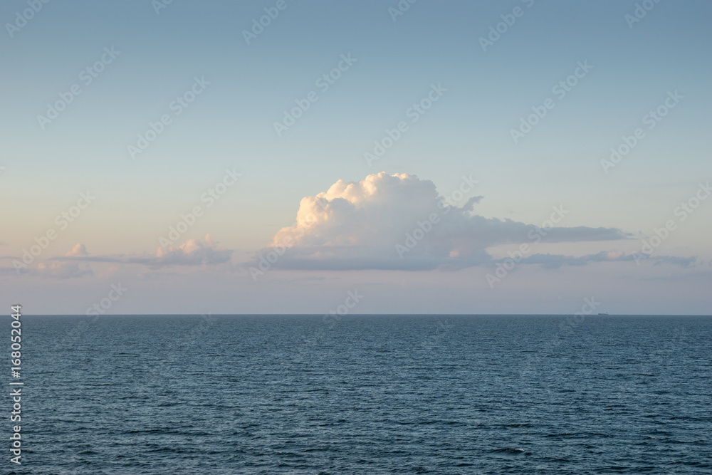 Fototapeta premium beautiful cloud over the ocean