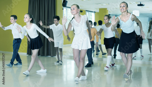 Fototapeta Naklejka Na Ścianę i Meble -  Young kids are dancing twist
