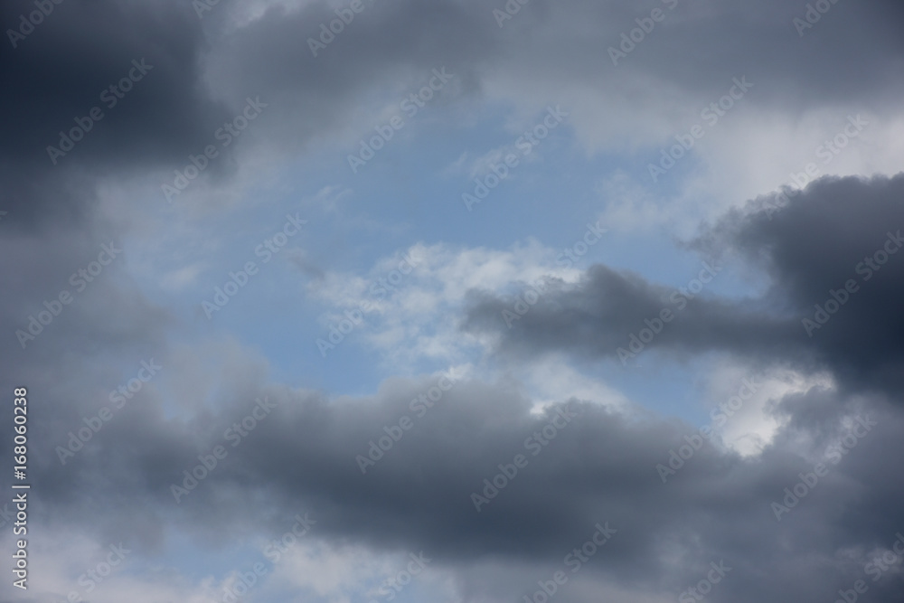 青空と雲「空想・雲のモンスターたち（雲間の向こうに白いドラゴン、その手前には、黒いドラゴン・怪鳥・不死鳥などのイメージ）」明暗を分ける、表裏一体、競争する、ライバル、なぜか気があう、性格違いなどのイメージ