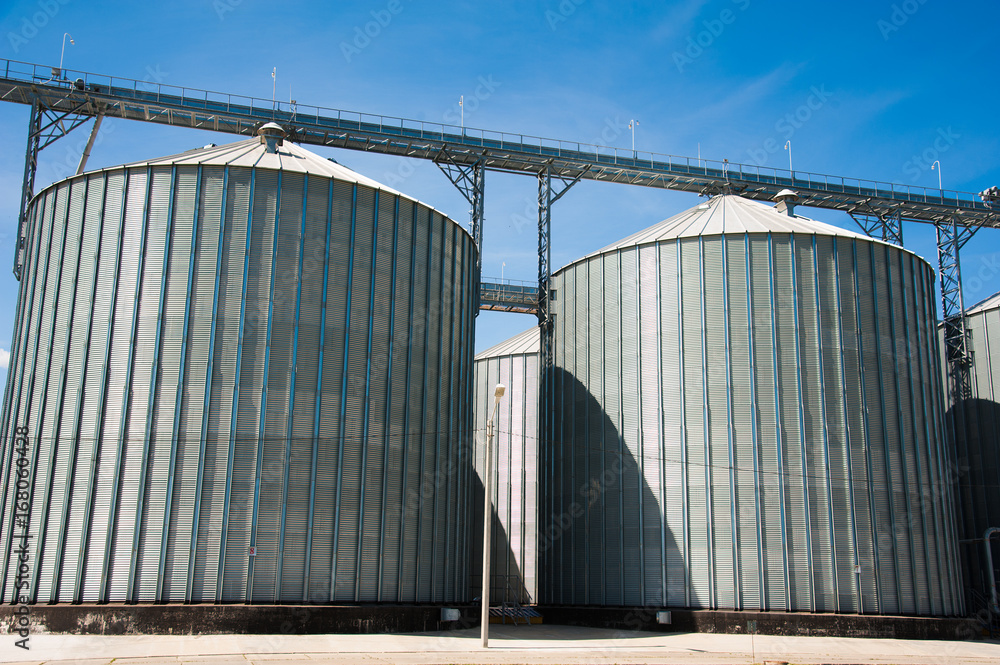 Obraz premium Steel grain silos used to store grain