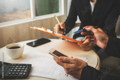 Discussion and cooperation between employees and company presidents in International Oil Trade Organizations with business contract documents and borrowing money from a government bank.