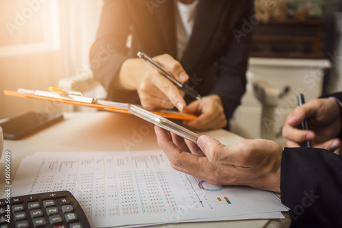 Quadro em tela Discussion and cooperation between employees and company presidents in International Oil Trade Organizations with business contract documents and borrowing money from a government bank