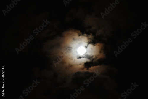神秘的な光景・雲から透けて見える月「空想・雲のモンスター〔犬など（月が目）のイメージ〕」忠犬、忠誠心、愛犬、番犬、天空の番人、見張る、甘えん坊、警戒心が強い、温和などのイメージ
