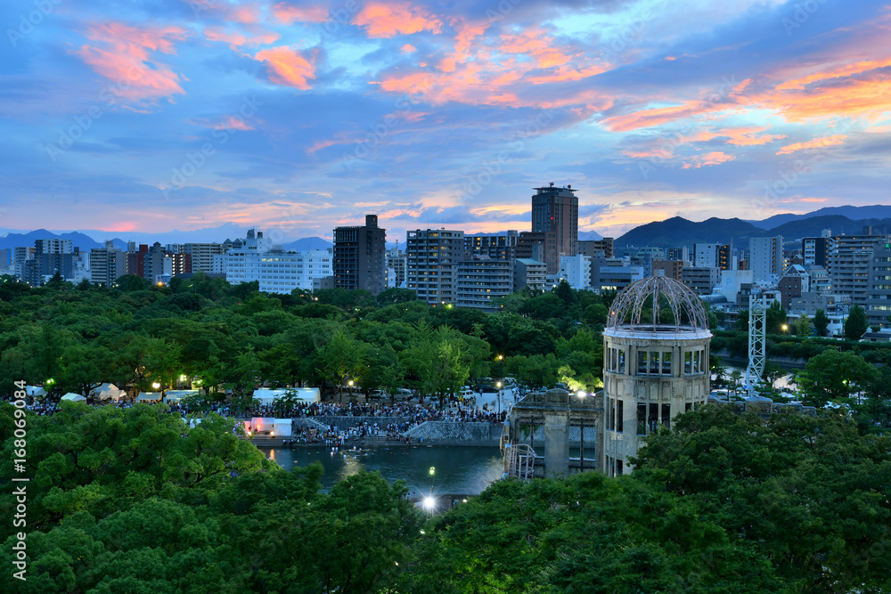 広島平和記念公園の原爆ドームと夕焼け空