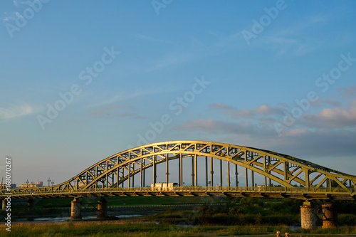 夕陽を浴びる旭橋