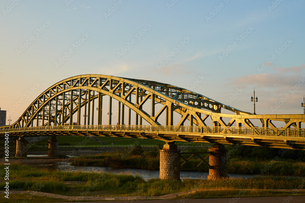 Obraz premium 夕陽を浴びる旭橋