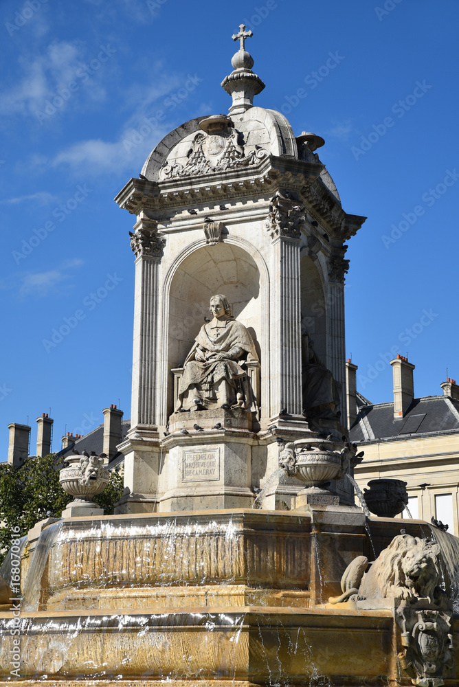 Fontaine de la place Saint Sulpice à Paris en été, France