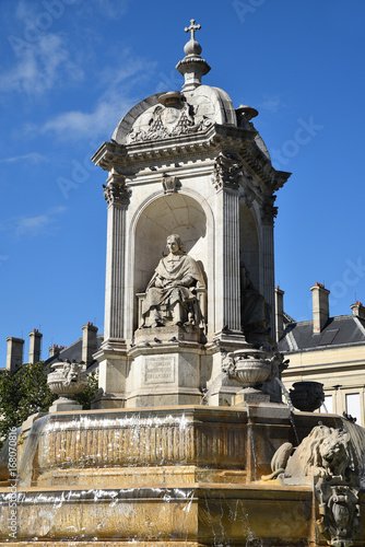 Fontaine de la place Saint Sulpice à Paris en été, France