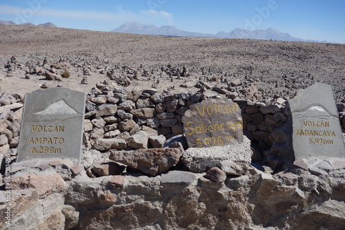 Vulkan in der Steinwüste in Peru photo