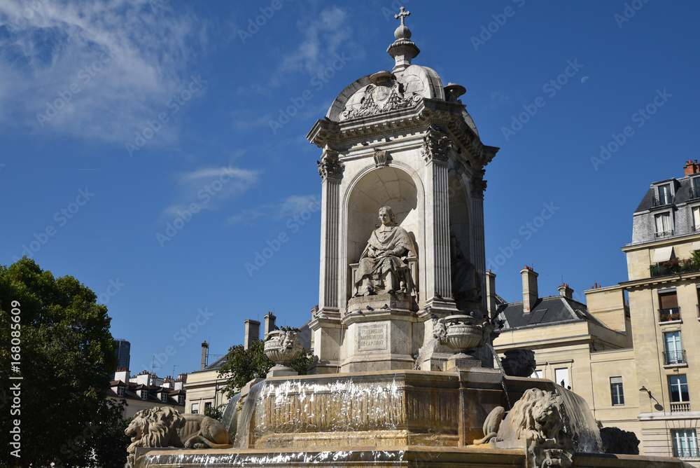 Fontaine place Saint Sulpice à Paris, France