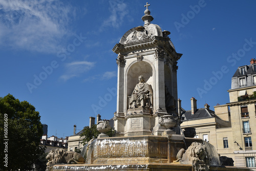 Fontaine place Saint Sulpice à Paris, France