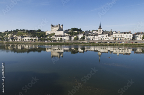 Blick auf Loire, Altstadt Saumur mit Schloss und Kirche Saint-Pierre, Saumur, DŽpartement Maine-et-Loire, Frankreich