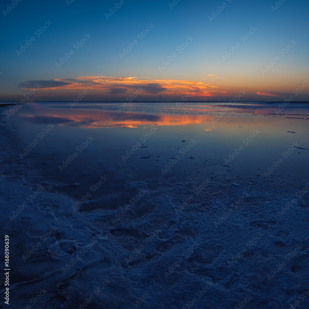 Obraz premium Beauty sunset on salty lake