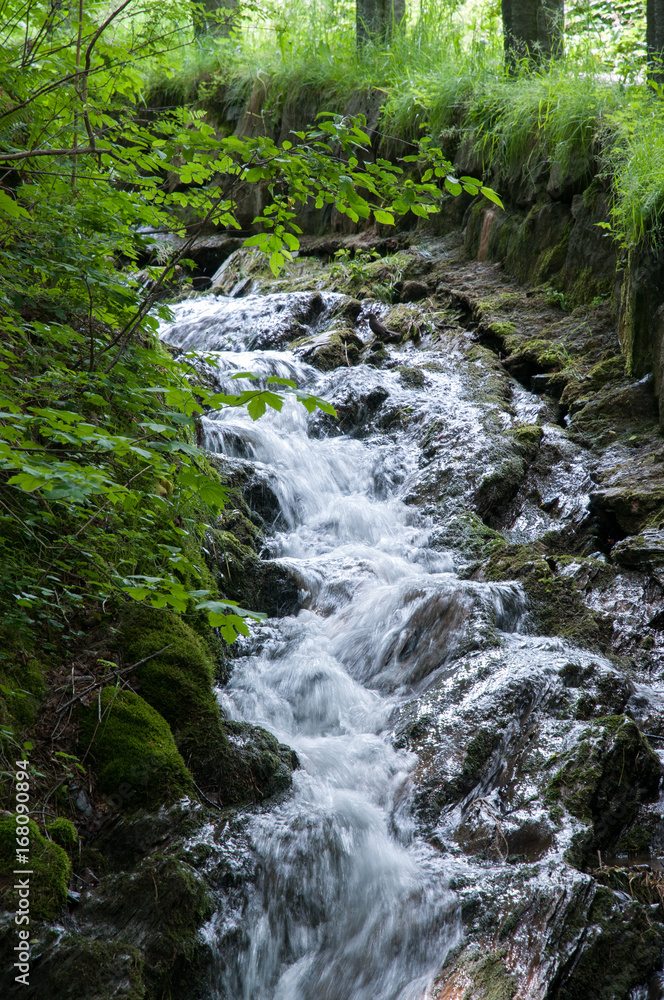 kleiner bergbach am strassenrand