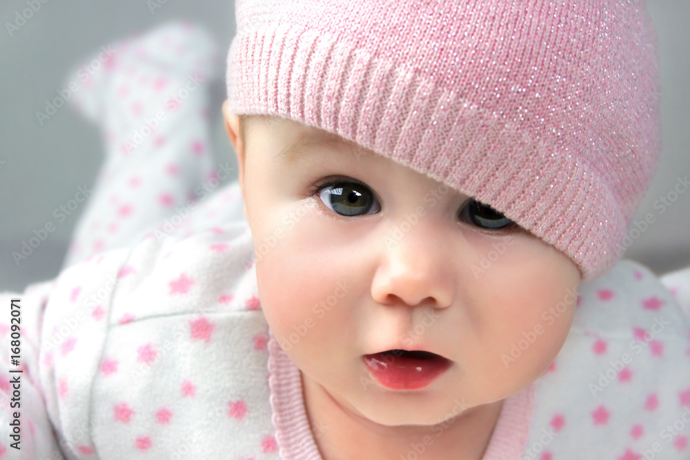 Portrait Baby Mädchen mit Mütze undmit wachem, staunendem direktem Blick Portrait Baby Mädchen mit Mütze undmit wachem, staunendem direktem Blick