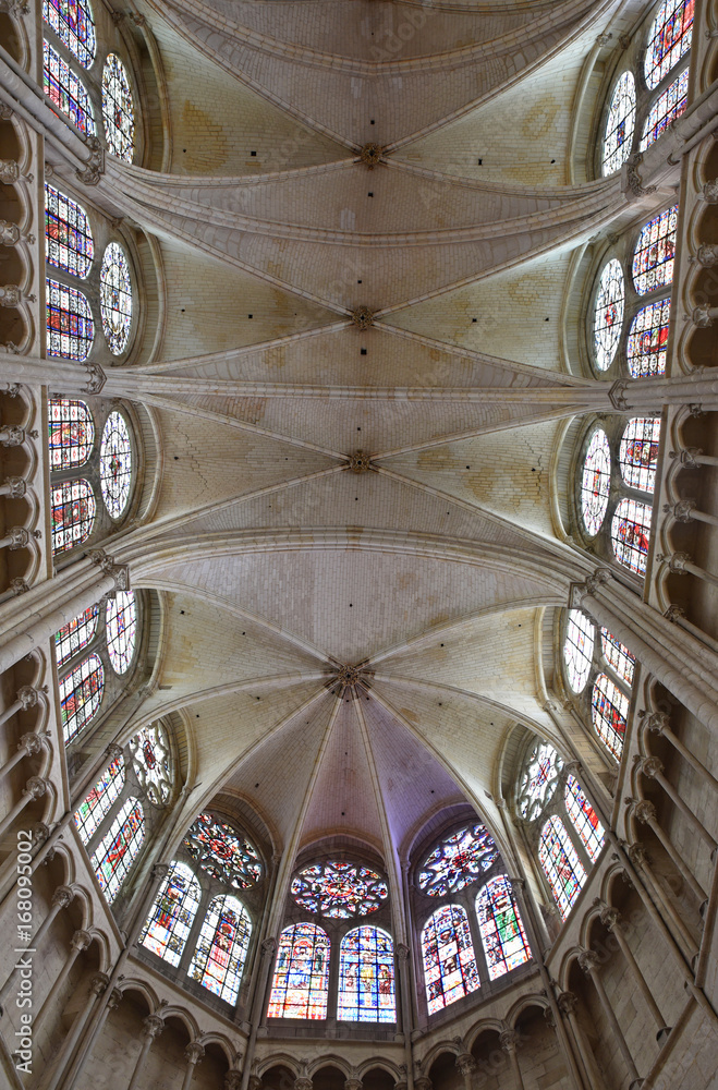Vitraux et voûtes de la cathédrale d'Auxerre en Bourgogne, France