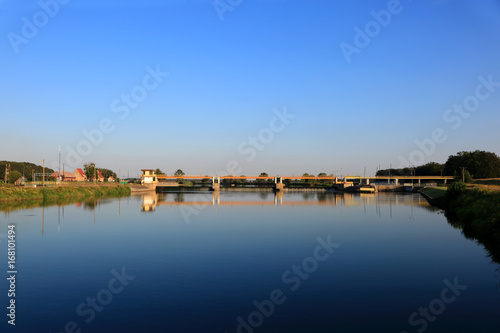 Piękny krajobraz Polski, zapora wodna, elektrownia na rzece Odrze.