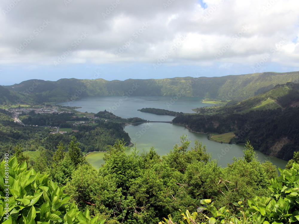 Obraz premium Magnificent view of the double lake Sete Cidades (Lagoa Verde and Lagoa Azul). San Miguel. Azores