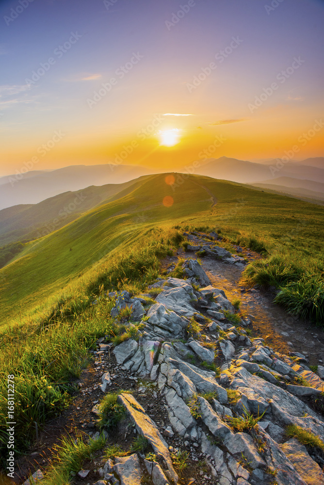 Obraz premium Zachód słońca w górach