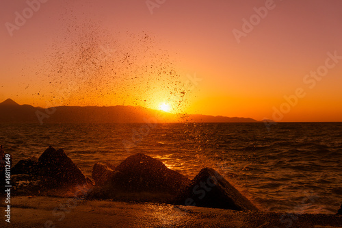 Blick auf wundersch  nen Sonnenuntergang und spritzende Wallen