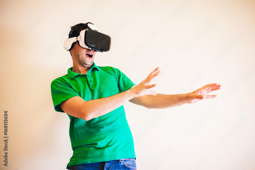 Man uses the oculus