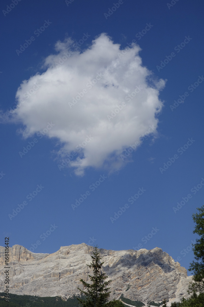 Nuvola sopra Dolomiti in Val Badia, alberi Nuvola sopra Dolomiti in Val Badia, alberi