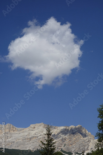 Nuvola sopra Dolomiti in Val Badia, alberi