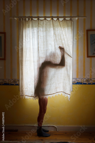 silhouette peur couteau meurtre assassin tuer fou psychologie envie poignard lame chambre folie stress malade