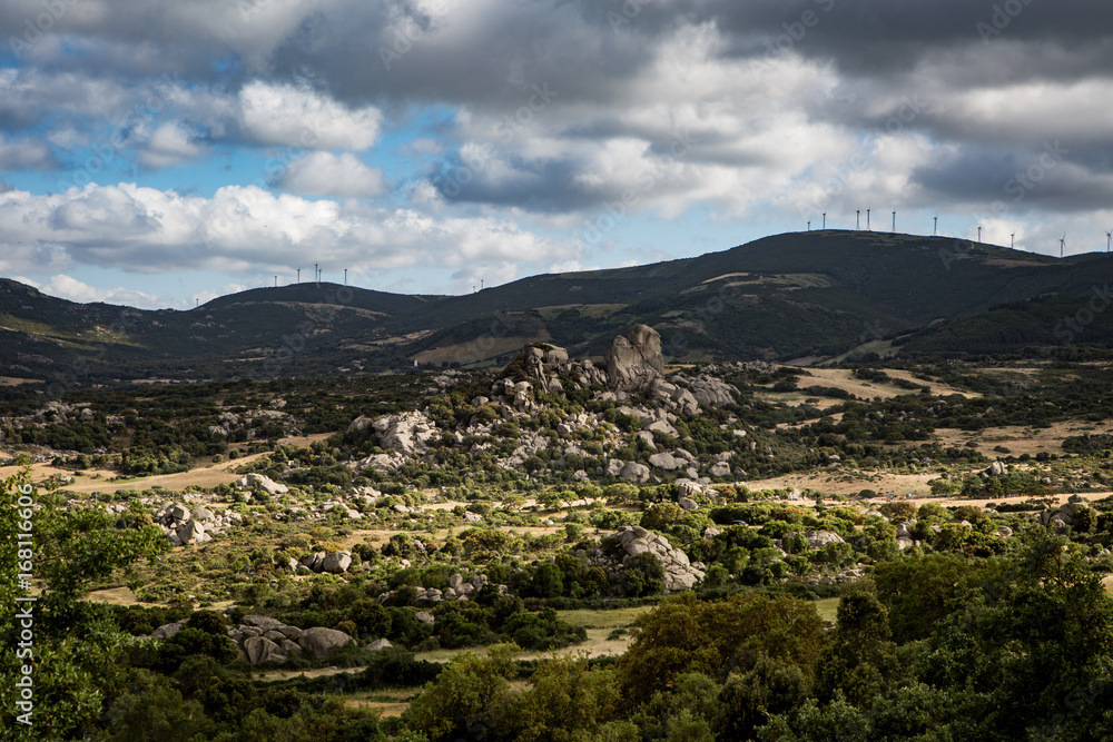Berglandschaft mit Windrädern und Wolken am Himmel Berglandschaft mit Windrädern und Wolken am Himmel