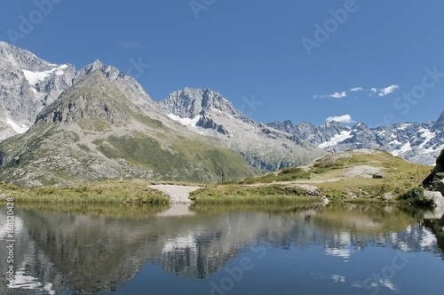 Fototapeta Naklejka Na Ścianę i Meble -  lac de haute montagne