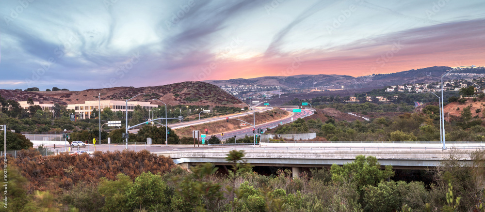 Fototapeta premium Autostrada w Irvine w Kalifornii o zachodzie słońca