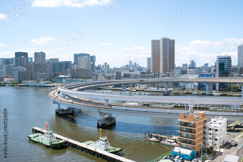 Rainbow Bridge loop and Tokyo skyline レインボーブリッジのループ橋