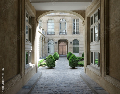Obraz na plátně Entrance to courtyard of old building