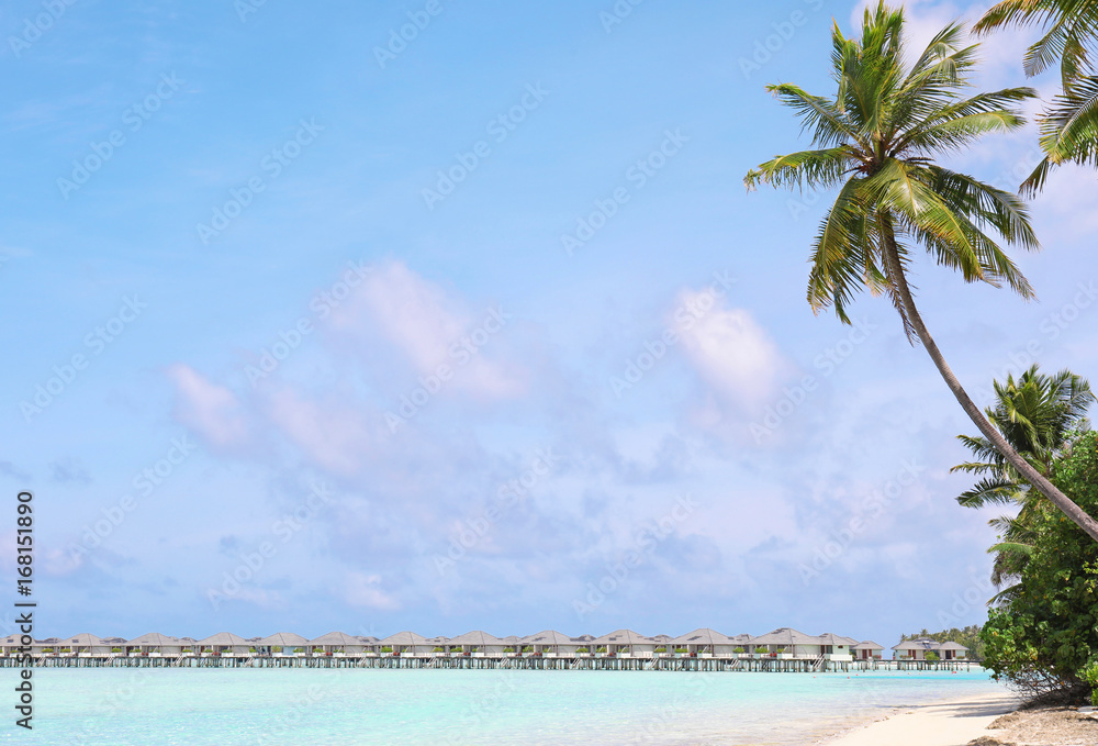 Obraz premium Beautiful sea beach at tropical resort