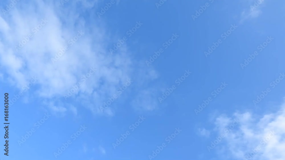 青空、雲、トンボが一瞬横切る 青空、雲、トンボが一瞬横切る