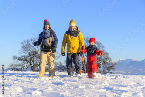 Familie beim Ausflug in den Schnee
