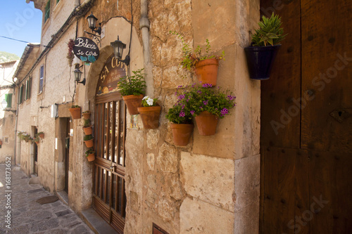 Fototapeta Naklejka Na Ścianę i Meble -  Beautiful street in Valldemossa, famous old mediterranean village of Majorca Spain.
