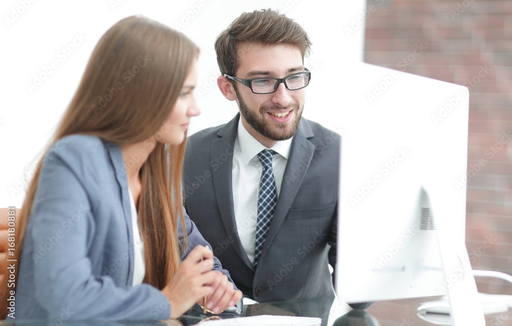 Fototapeta premium colleagues discussing information on a computer