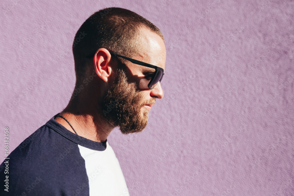 Obraz premium Hipster man wearing black sunglasses in urban city streets
