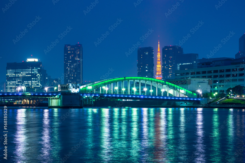ライトアップされた勝鬨橋と隅田川の風景２