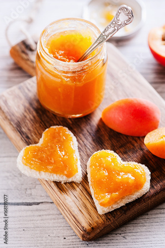 Frische Aprikosenmarmelade  im Glas - Süßes Frühstück 03 photo