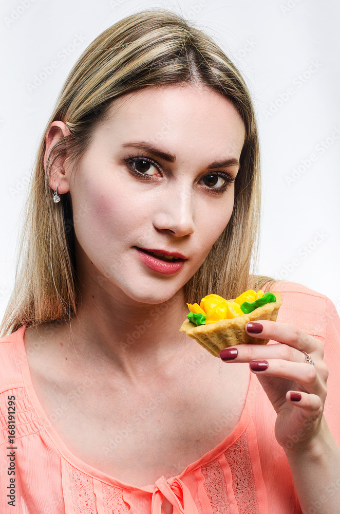 Naklejka premium beautiful girl with cake