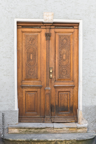 Alte geschnitzte und verzierte Holzhaustür, Regensburg, Deutschland