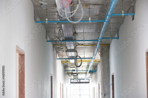 Water and electricity piping systems in buildings